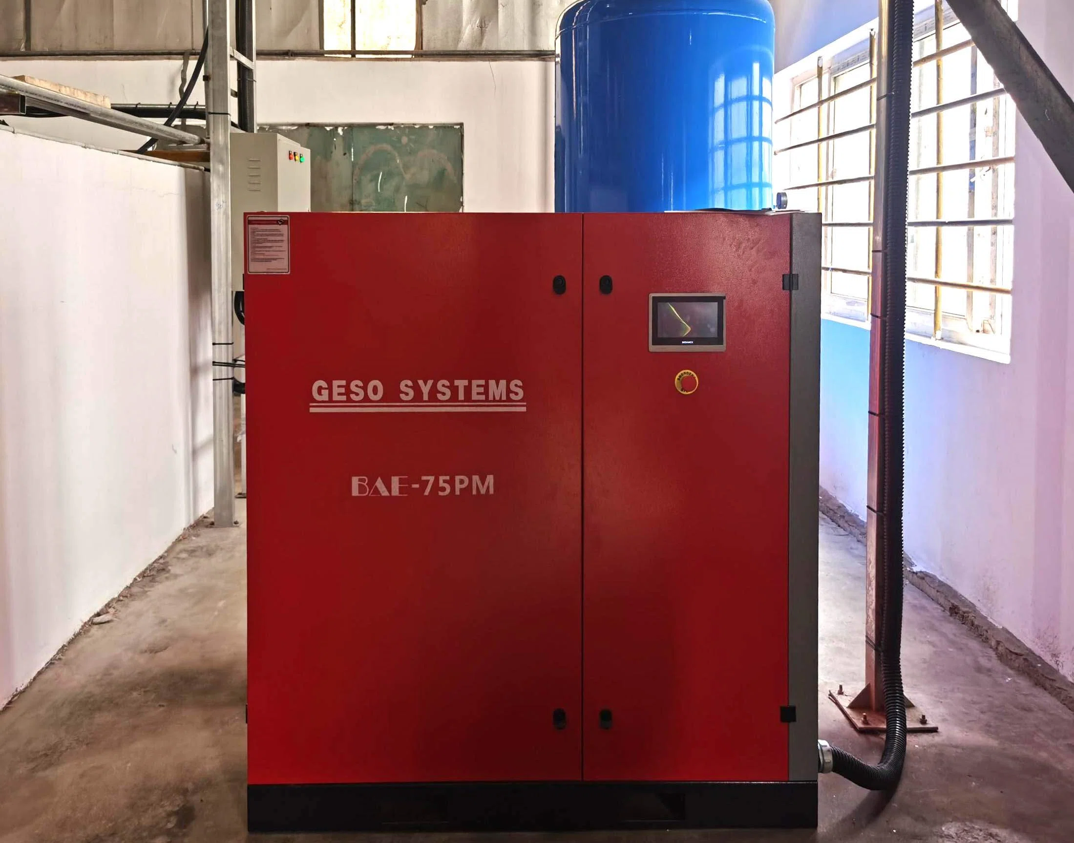रसायन और कोटिंग्स विनिर्माण के लिए 75kW स्क्रू कंप्रेसर समाधान